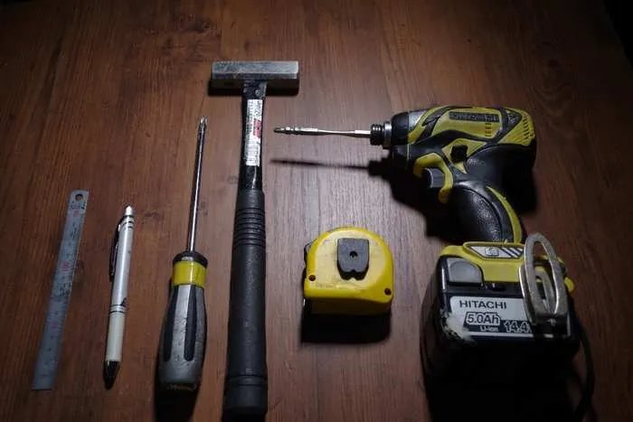 如何自己动手安装闭门器？