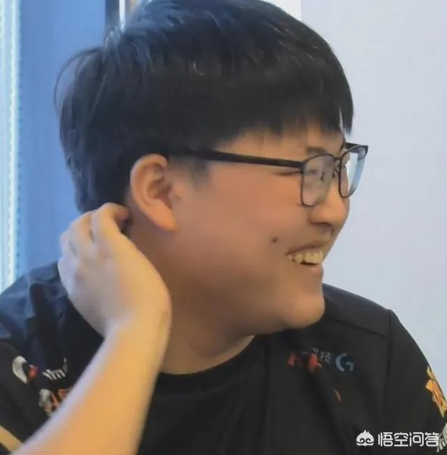 Uzi给虎牙新主播莉哥刷了20个藏宝图，价值十万元，引网友热议，你怎么看？