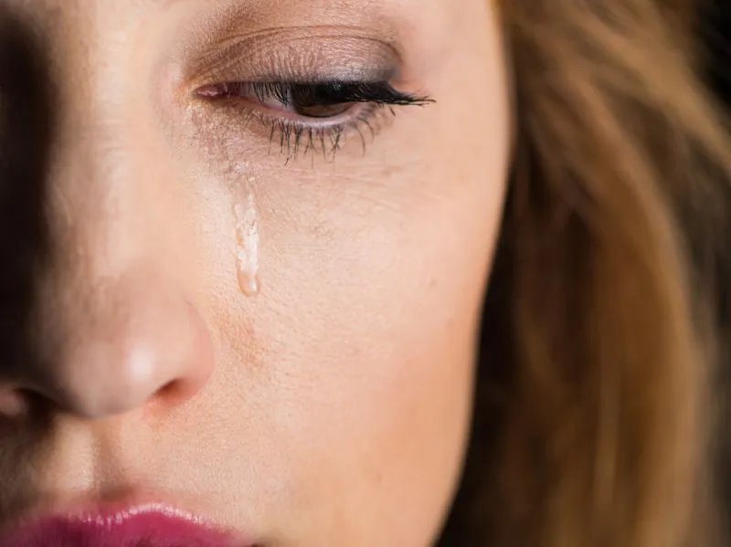 眼睛老流泪是怎么回事怎么治