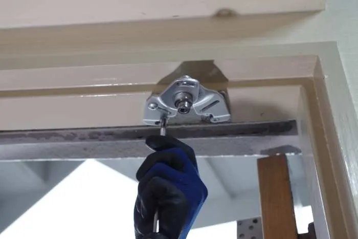 如何自己动手安装闭门器？