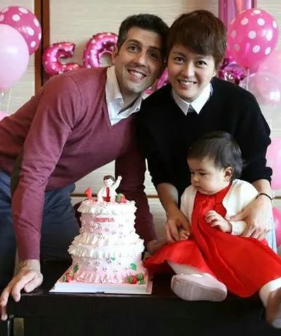 梁咏琪为爱女庆生1岁生日 混血萌宝超级可爱