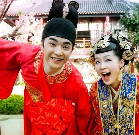 金世佳李沁恋情曝光 两人或已同居