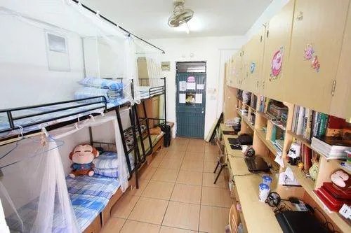 安徽一学校查寝男生宿舍外垃圾堆成山,在寝室保持卫生有多重要?