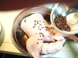 传统古法制作“樟茶鸭”