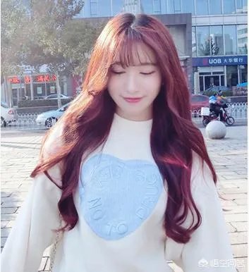 女生发际线高，而且不留刘海，也不能披头、烫头，要扎什么发型比较合适？