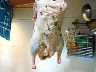 传统古法制作“樟茶鸭”