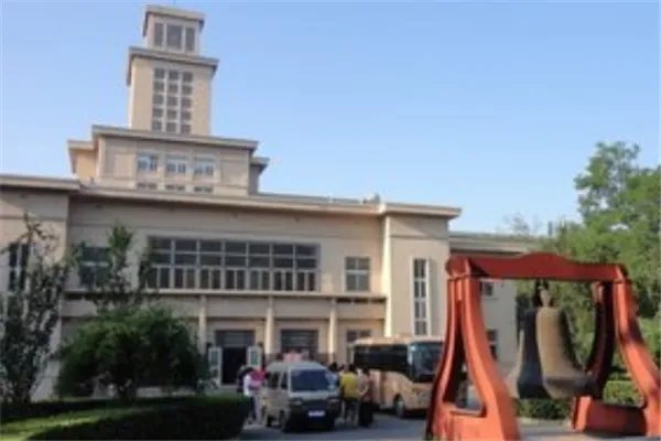 河北大学生坐窗台大喊学校配不上我，这个学校怎么了？