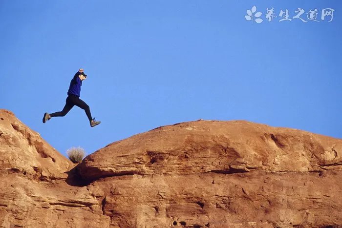 双臂哑铃划船锻炼哪里（哑铃划船锻炼什么）