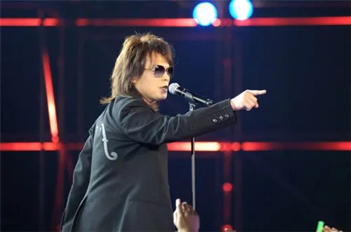 简单爱伍佰歌词出自哪一首歌  《再度重相逢》温暖而深情