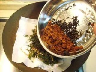 传统古法制作“樟茶鸭”