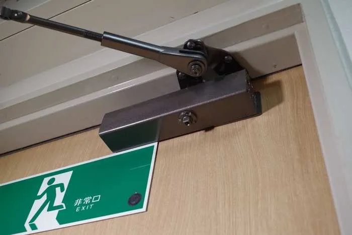 如何自己动手安装闭门器？