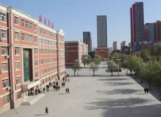 河北大学生坐窗台大喊学校配不上我，这个学校怎么了？