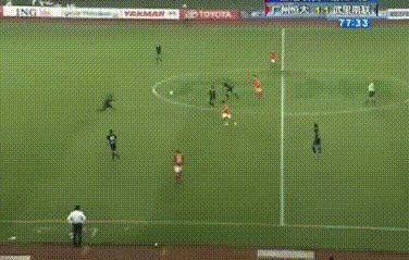 狂奔70米！阿奇姆彭利用速度连过4人完成破门！拉拽，飞铲都挡不住，你怎么看？