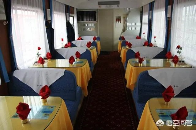 火车卧铺上一男一女打扑克