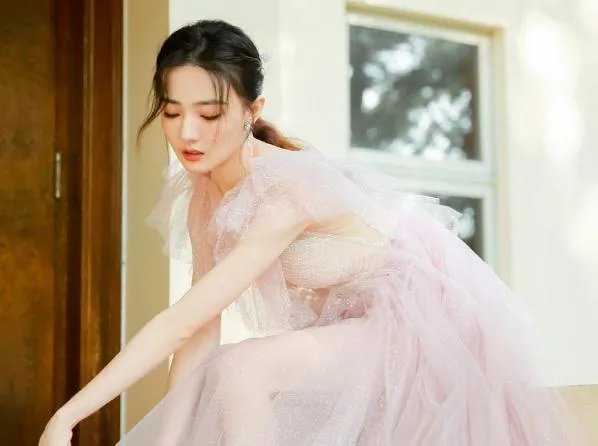 徐璐个人资料(简介,身高,年龄,三围,图片)