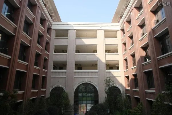 郑州大学野战门事件 男女做不雅行为