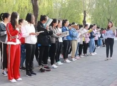 河北大学生坐窗台大喊学校配不上我，这个学校怎么了？