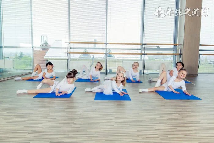 刘璇搭档肌肉男热舞 高难度表演险出意外