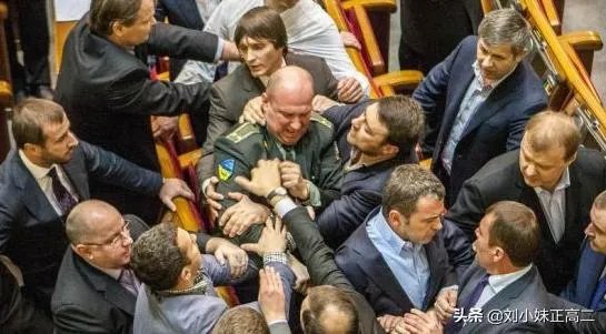 土耳其议会爆发激烈冲突，数十名议员参与“混战”，你们怎么看？