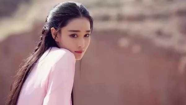 “跨中极品”张馨予，裤子都快要被撑坏了，为何说何捷真是有福气？