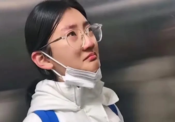 女孩知道一年学费5万哭成泪人 给妈妈增添了负担！
