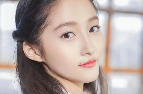 关晓彤发言引争议，她是如何败光观众好感的？