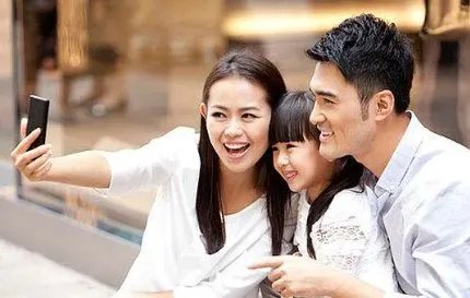 刘诗诗吴奇隆一家出游，生活该如何给孩子带来欢乐？