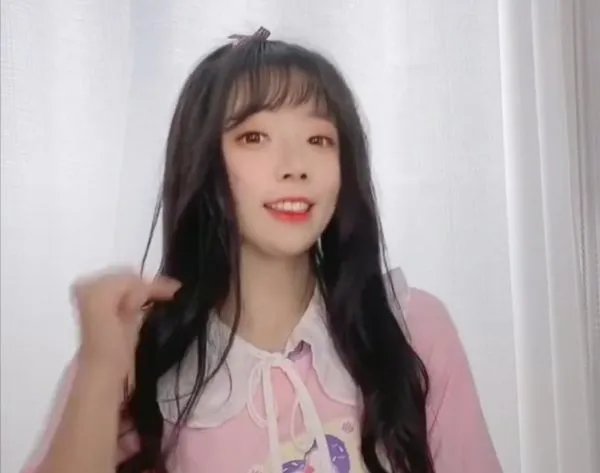 王奕萌又对自己做了什么？