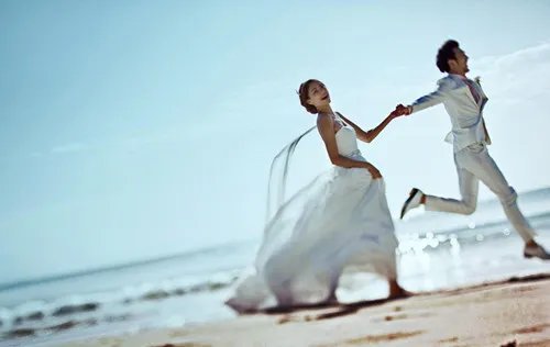 婚纱照海景图片 海景婚纱照穿什么婚纱好看