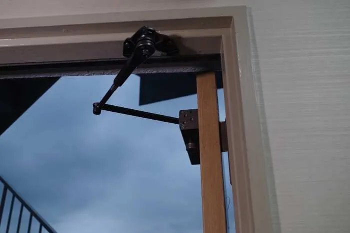 如何自己动手安装闭门器？