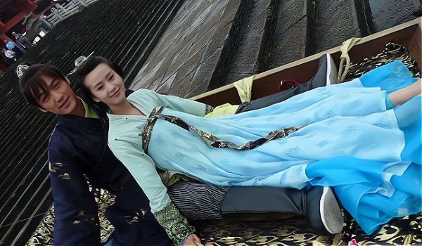 胡歌、刘诗诗再见面相视一笑，他们此前有过哪些交集？