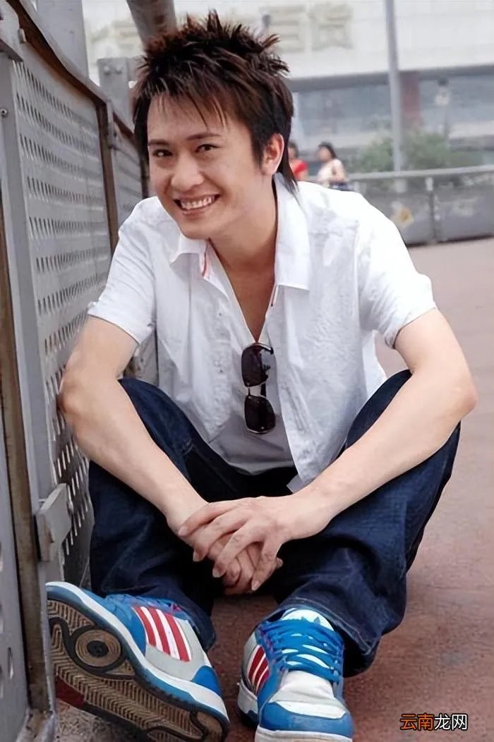 杨帆老婆一家三口的个人照片 杨帆妻子简历简介