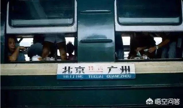 火车卧铺上一男一女打扑克