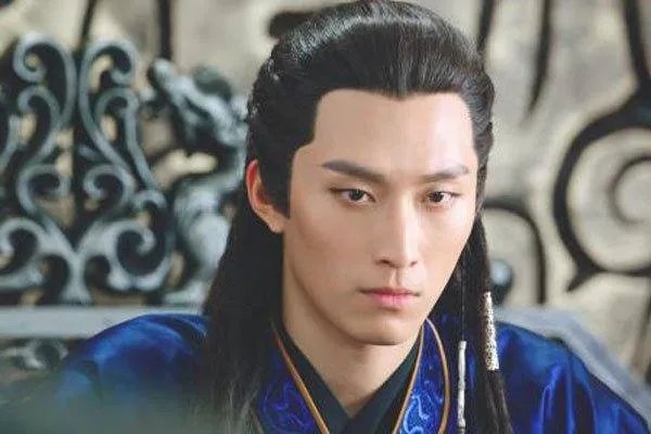 窦骁在微博晒出甜蜜照片，他是如何保持爱情新鲜感的？