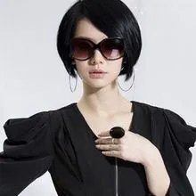 戚薇的图片，短发的。