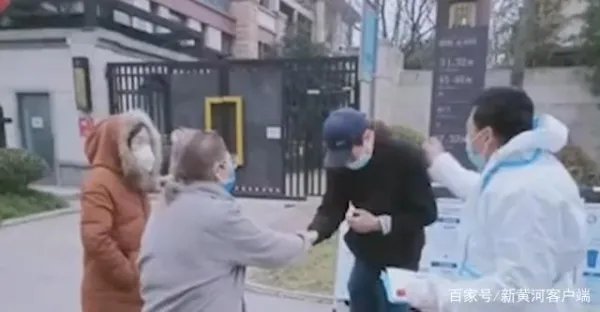 西安一外籍男子当众辱骂防疫人员,如何看待他的这种行为?