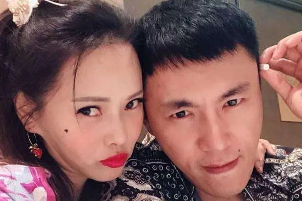 伊能静秦昊现身机场撒狗粮，谁能看出来她已经52岁