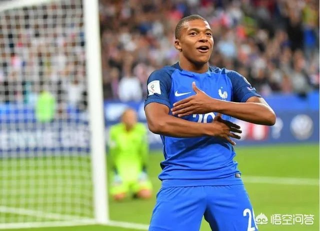 为什么有球迷觉得登贝莱的天赋不比姆巴佩差?你怎么看?