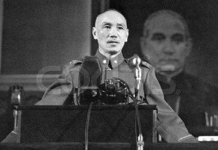 独照峨眉峰的上一句