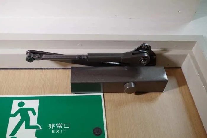 如何自己动手安装闭门器？