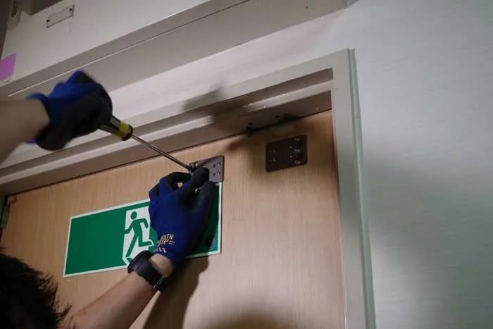 如何自己动手安装闭门器？