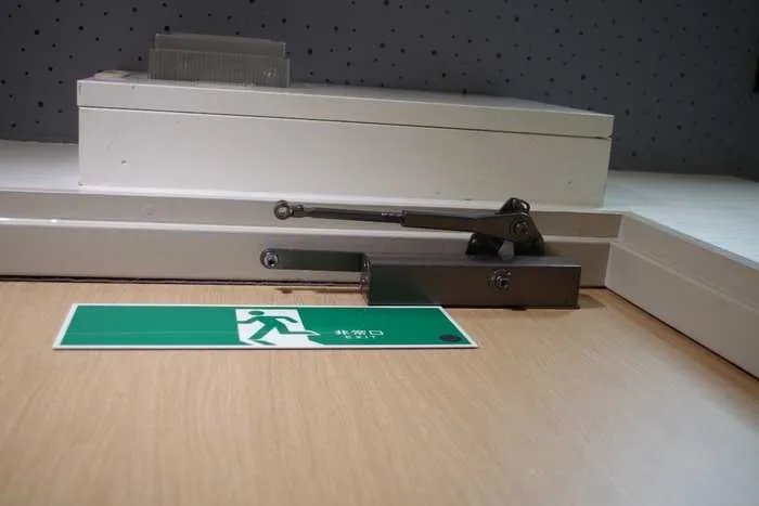 如何自己动手安装闭门器？