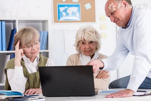 如何清洗塑料水杯
