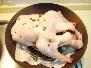 传统古法制作“樟茶鸭”