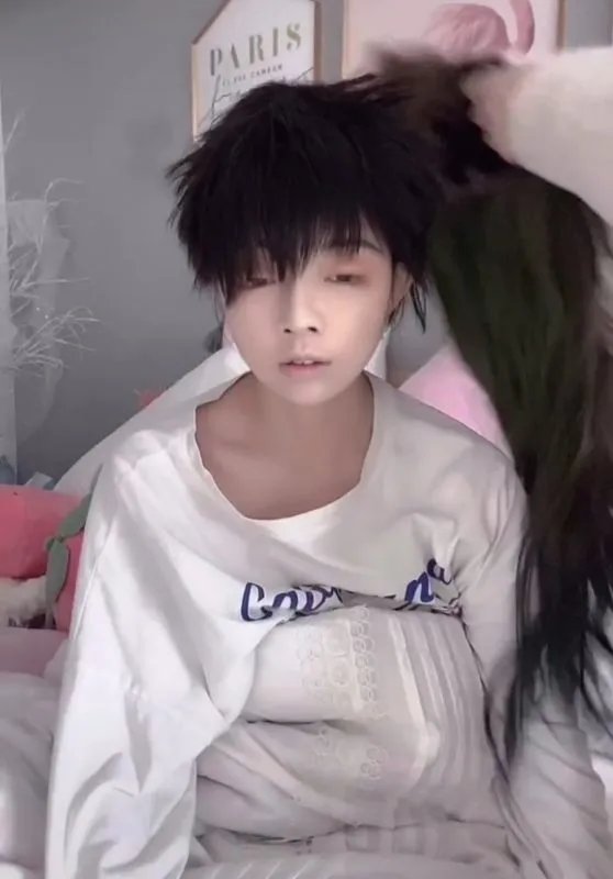 王奕萌又对自己做了什么？