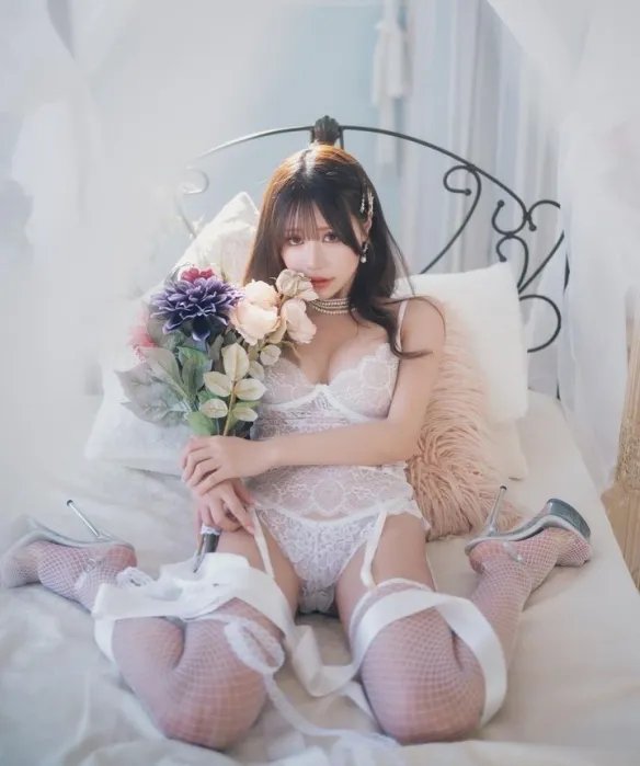 妩媚动人的性感尤物！熟女系岛国小姐姐白田まい美照