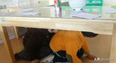 地震发生时怎样保护自己？