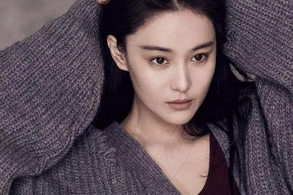 “跨中极品”张馨予，裤子都快要被撑坏了，为何说何捷真是有福气？