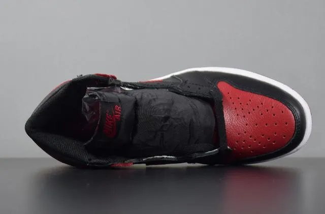 为什么樱木花道的第一双球鞋是AJ6，而后面又回到AJ1？