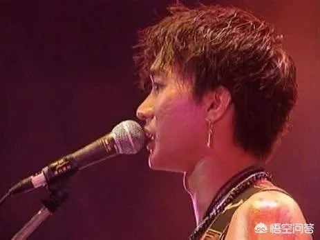 黄家驹一共出了多少首歌曲？